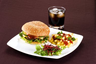 beefburger çıtır salata yaprakları ve patates kızartması ile