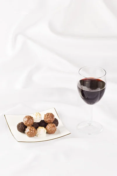 Bicchiere di vino rosso e cioccolato — Foto Stock