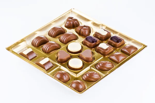 Altın Tepsi Içinde Çeşitli Çikolatalar — Stok fotoğraf