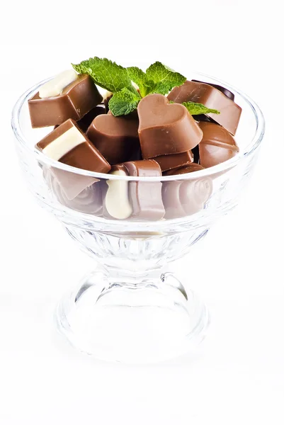 Стеклянная Чаша Разнообразными Шоколадками Мятой — стоковое фото
