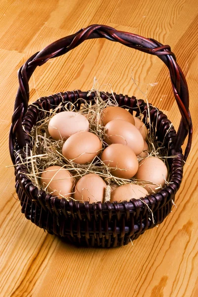 Свежие Фермерские Яйца Корзине Сеном — стоковое фото