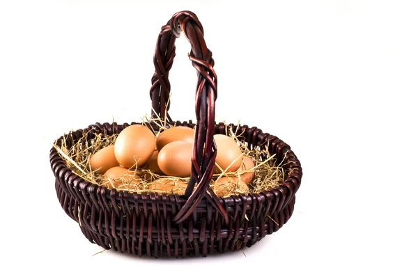 Свежие яйца в корзине — стоковое фото