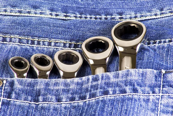 Fünf Schraubenschlüssel Einer Blauen Jeanstasche — Stockfoto
