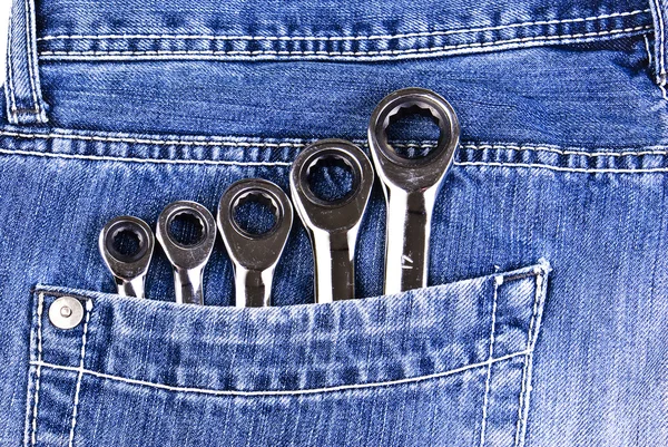 Синій джинсовий кишені з гайковими ключами — стокове фото