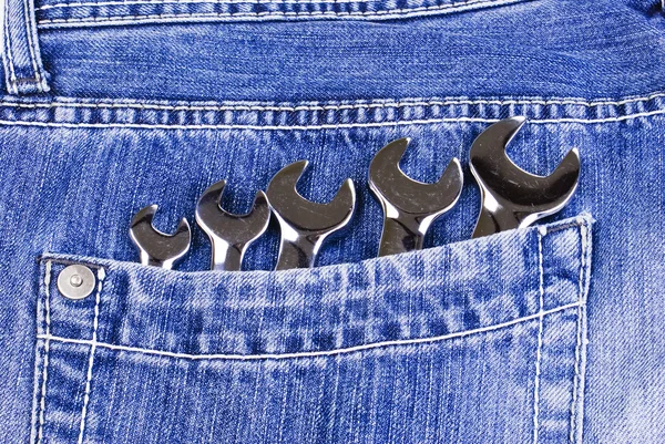 Blå jeans ficka med nycklar — Stockfoto