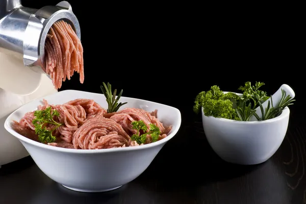 碗的电动绞肉机 砂浆与杵碎肉 — 图库照片