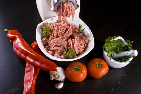 Molinillo de carne con carne picada y verduras — Foto de Stock