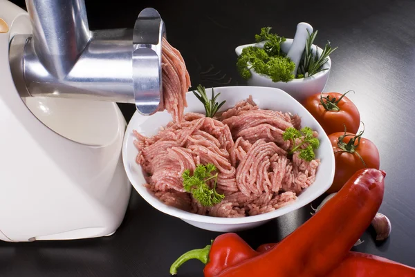碗的碎肉与电动绞肉机和蔬菜 — 图库照片