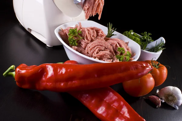 Tazón Carne Picada Con Picadora Carne Eléctrica Verduras —  Fotos de Stock