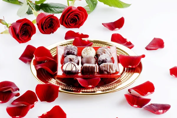 Σοκολάτες και τριαντάφυλλα — Φωτογραφία Αρχείου