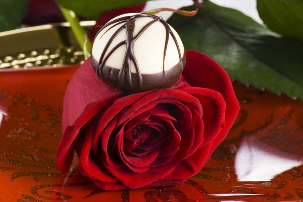Rosa roja y chocolate —  Fotos de Stock