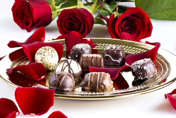 Chocolates e rosas — Fotografia de Stock