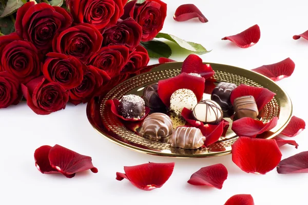 Золотая Тарелка Роскошного Шоколада Красными Розами — стоковое фото
