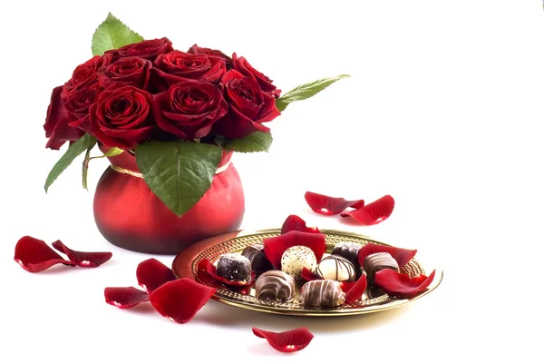 Красиві Троянди Горщику Золотою Тарілкою Цукерок — стокове фото