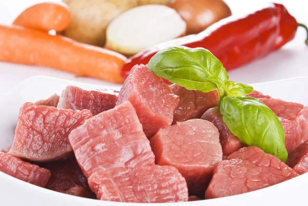 Close Carne Picada Com Legumes Sobre Fundo Branco — Fotografia de Stock