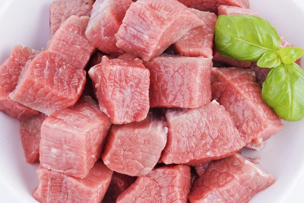 Skål Tärnat Nötkött Över Vit Bakgrund Närbild — Stockfoto