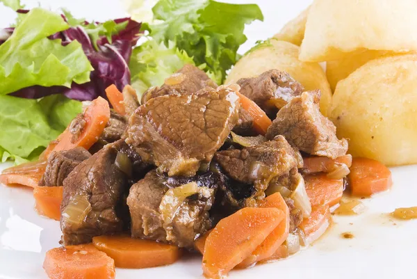 Mahlzeit Aus Geschmortem Rindersteak Mit Bratkartoffeln Und Frischem Salat — Stockfoto
