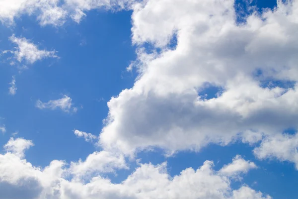 흐린 하늘입니다. 파란 하늘 배경으로 하얀 적 운 구름 — 스톡 사진