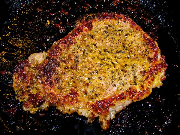 Köttet är stekt i en kastrull — Stockfoto