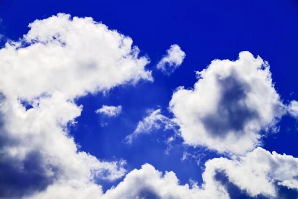 Céu nublado. Nuvens cúmulos brancos contra um céu azul — Fotografia de Stock