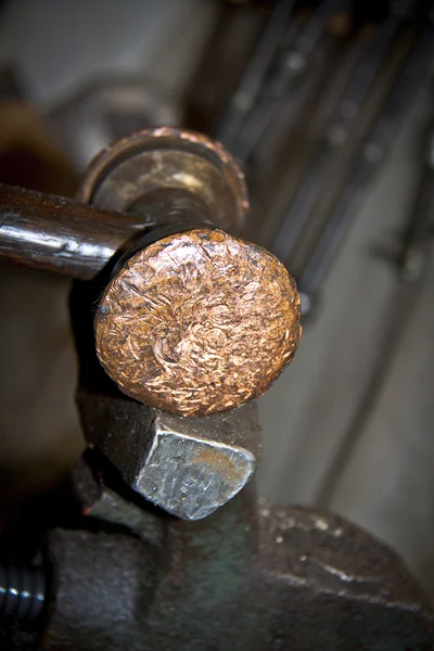 Viejo martillo de cobre en un vicio —  Fotos de Stock