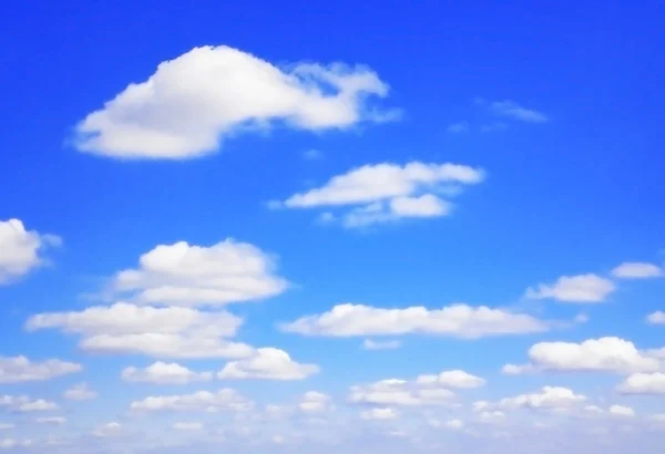 Cloudy skies. White cumulus clouds against a blue sky — Stock Photo, Image