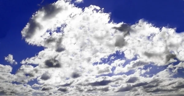 흐린 하늘입니다. 파란 하늘 배경으로 하얀 적 운 구름 — 스톡 사진