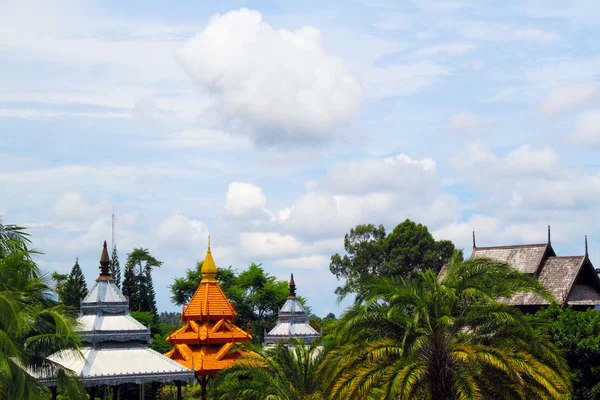 Таиланд. Азиатская крыша в парке — стоковое фото