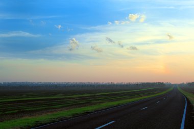 yol. Sunset uzak avay