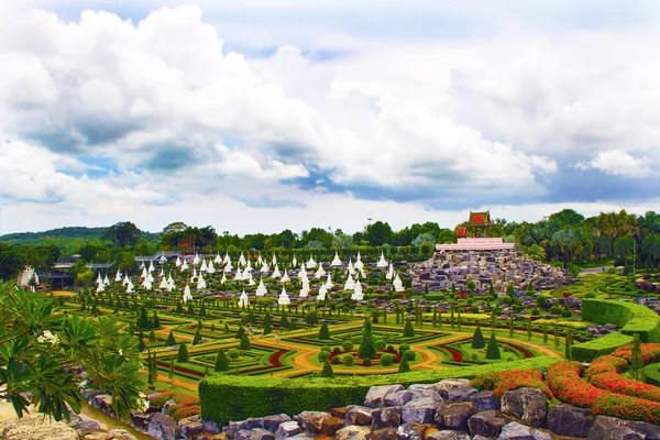 Hermoso parque asiático: árboles, hierba, flores, piedras, monumentos y verano h —  Fotos de Stock