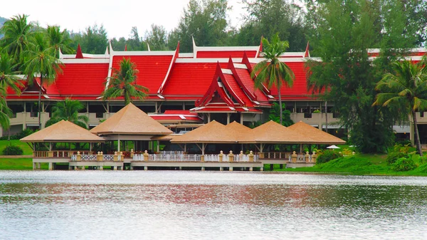 Asian buildings on lake — Stock Photo, Image