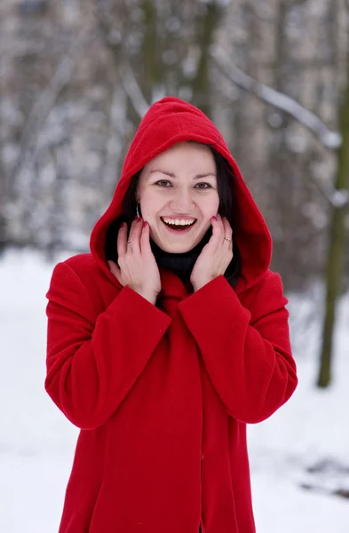 Улыбающаяся Красивая Девушка Красном Пальто — стоковое фото