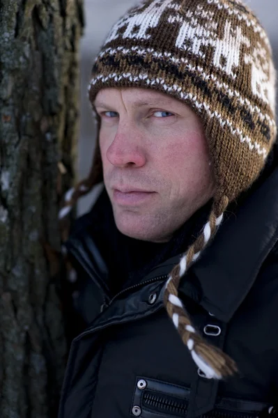 Портрет Человека Зимней Шляпе Опирающегося Дерево — стоковое фото