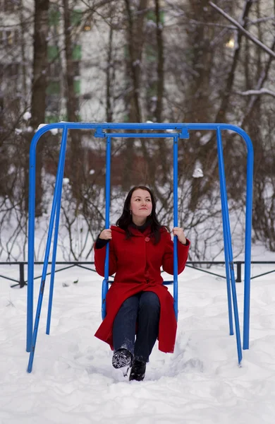 Chica en swing en invierno — Foto de Stock