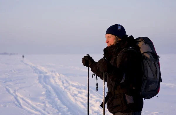 Лыжник Рюкзаком Снежном Поле — стоковое фото