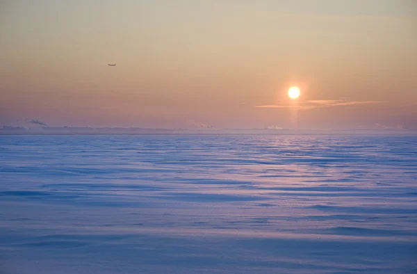 地平線に煙を投げるパイプと冬景色 — ストック写真