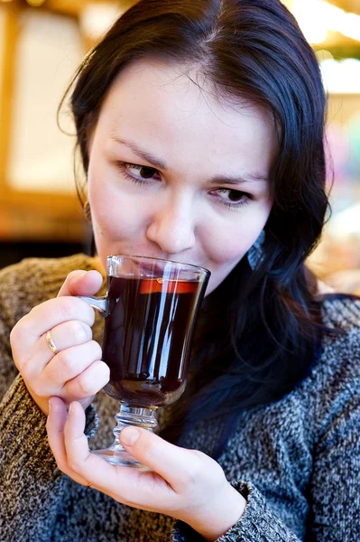 黒髪の美しい女の子の飲み物ホットワイン — ストック写真