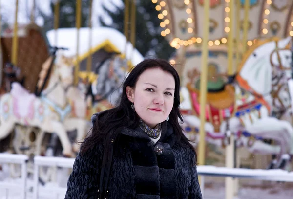 Kış Zaman Arka Planda Carousel Ile Kız — Stok fotoğraf