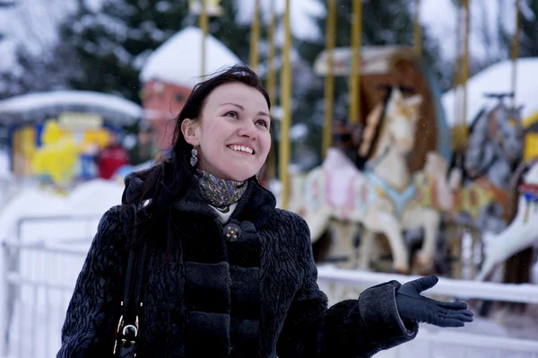 Kış Zaman Arka Planda Carousel Ile Gülümseyen Kız — Stok fotoğraf