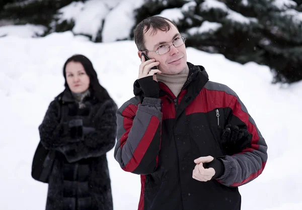 Kıskanç Kadın Telefonda Konuşurken Onun Adamı Bakarak — Stok fotoğraf