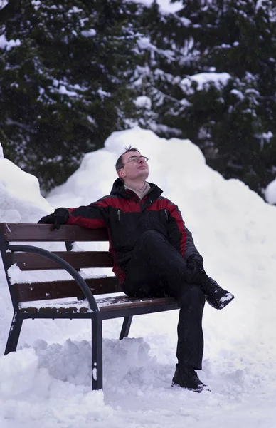 Mannen på bänken i vinter — Stockfoto
