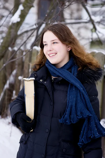 Молодая девушка зимой — стоковое фото