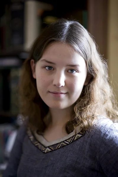 Onun Odasında Genç Kız Portresi — Stok fotoğraf
