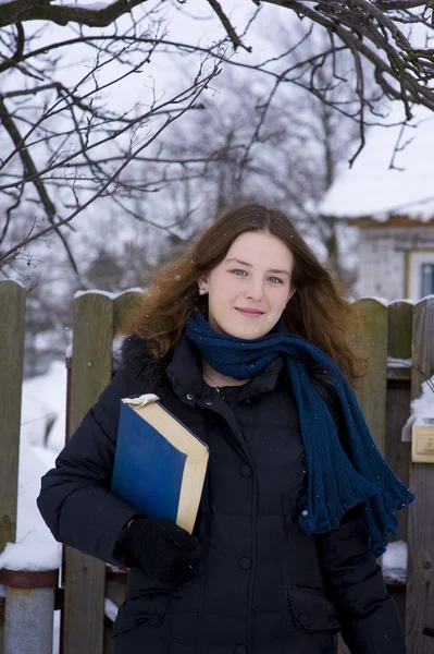 Lächelndes Junges Mädchen Mit Buch Winter — Stockfoto