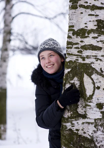 Genç Güzel Kız Şapka Atkı Ağaca Yaslanmış — Stok fotoğraf