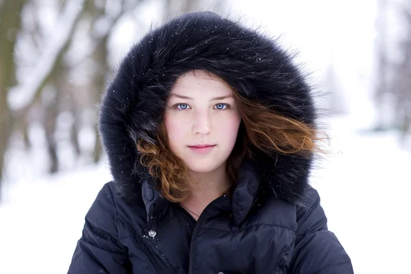 Молодая девушка в капюшоне с мехом — стоковое фото