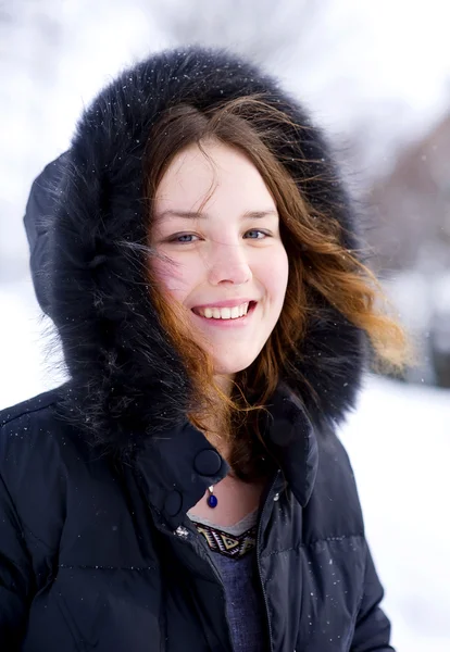 Sonriente chica en el capó con piel —  Fotos de Stock