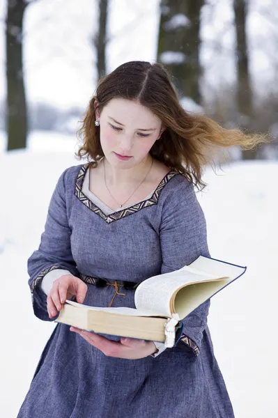 Dívka ve středověkých šatech čtení knihy — Stock fotografie