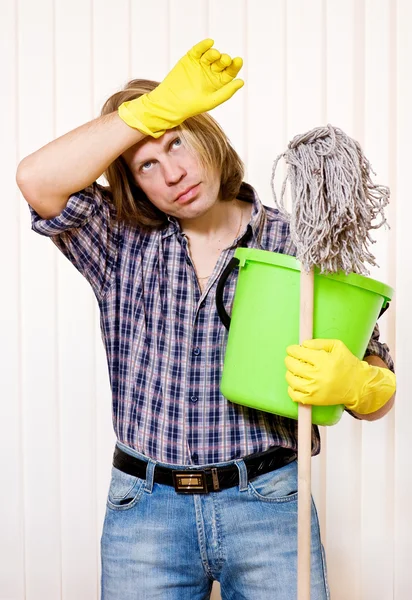 Hombre cansado con suministros de limpieza —  Fotos de Stock