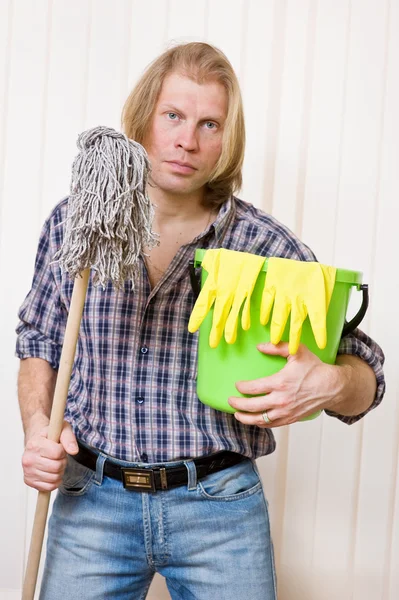 Homme blond avec des fournitures de nettoyage — Photo